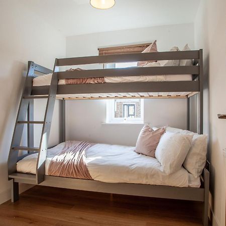 Modern 3 Bedroom House With Parking บาธ ภายนอก รูปภาพ