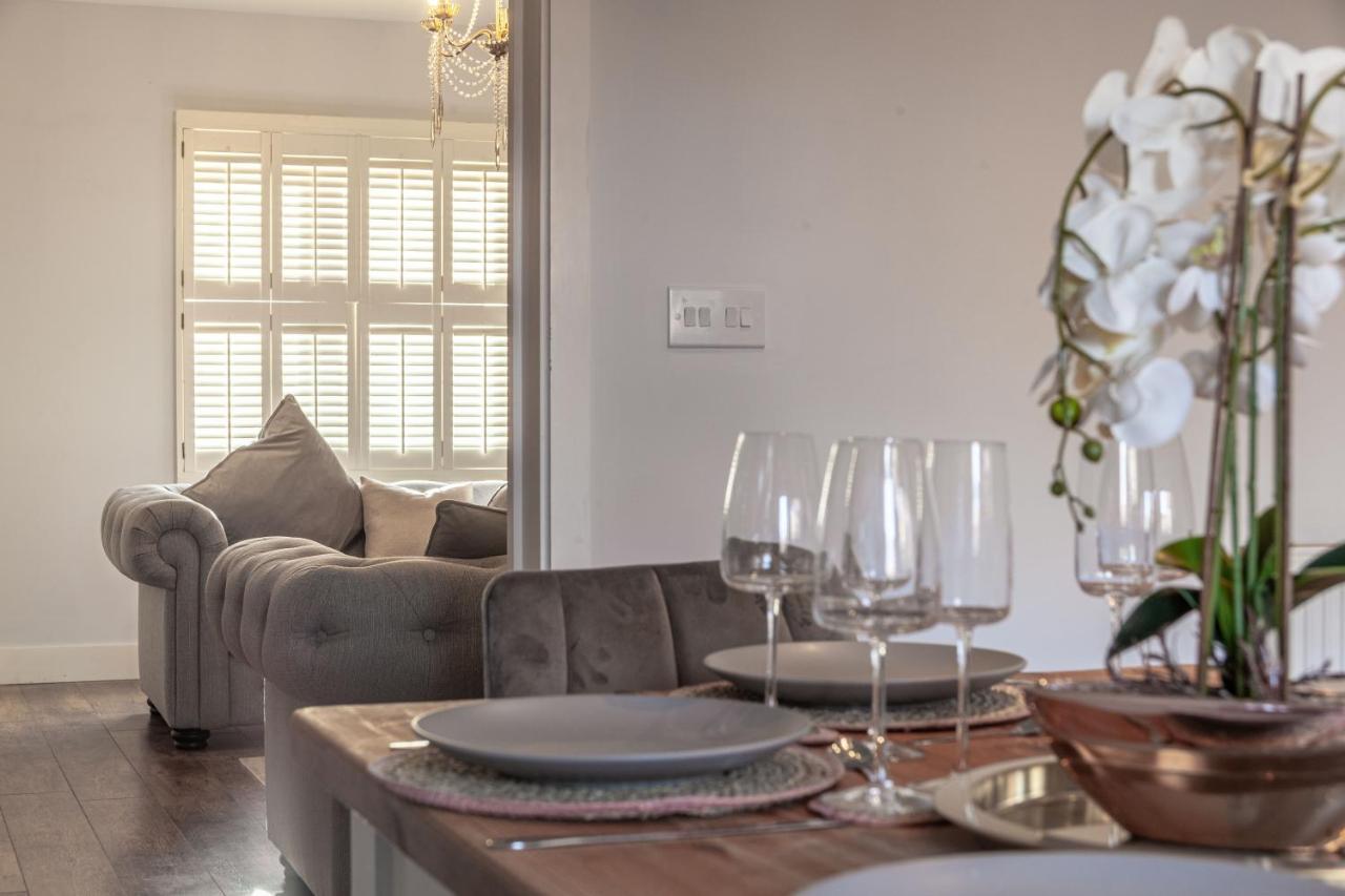 Modern 3 Bedroom House With Parking บาธ ภายนอก รูปภาพ